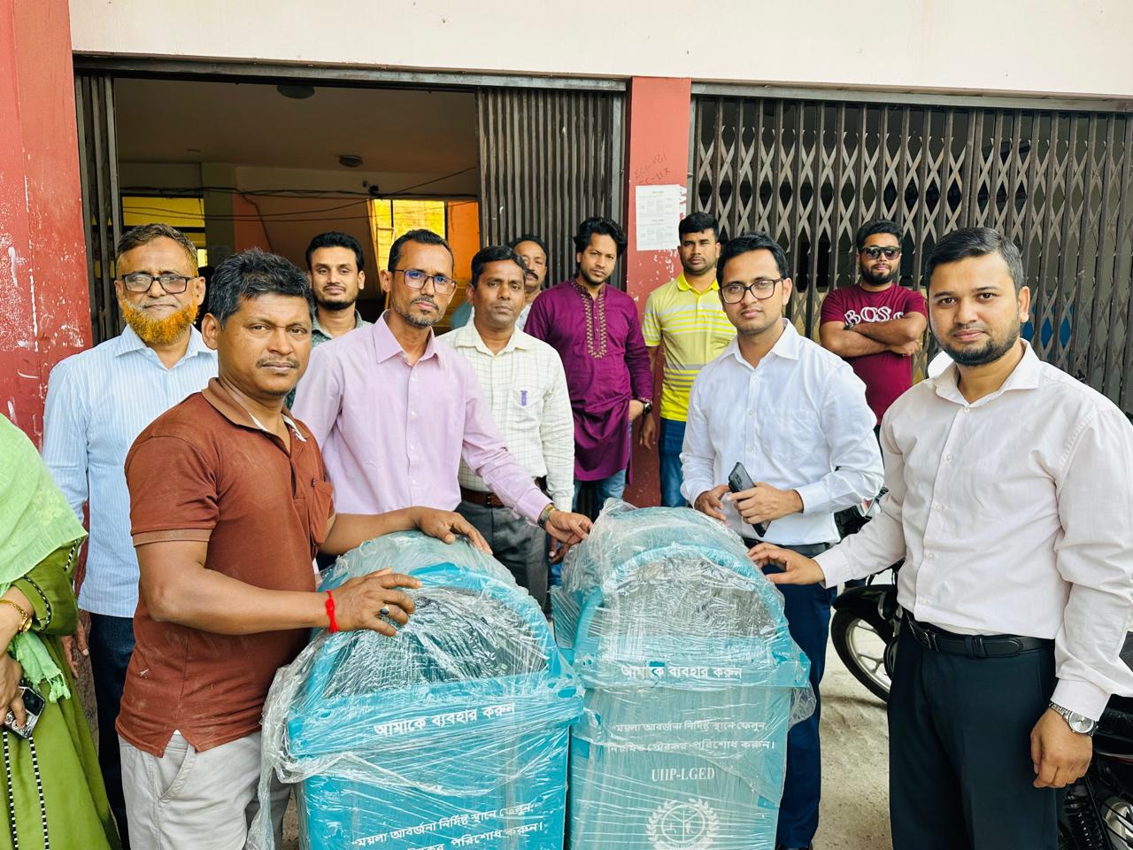 রাজৈর পৌরসভার বিভিন্ন শিক্ষা প্রতিষ্ঠানে অস্থায়ী ডাস্টবিন বিতরণ